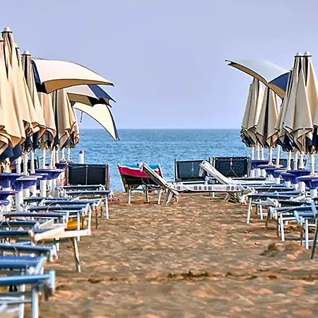 Spacious With Private Garden And Shared Pool By Beahost Hotel