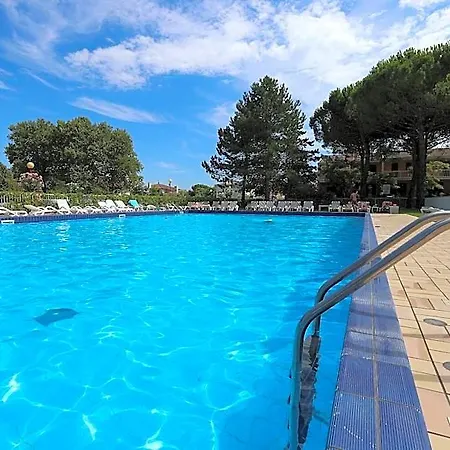 Spacious With Private Garden And Shared Pool By Beahost Hotel